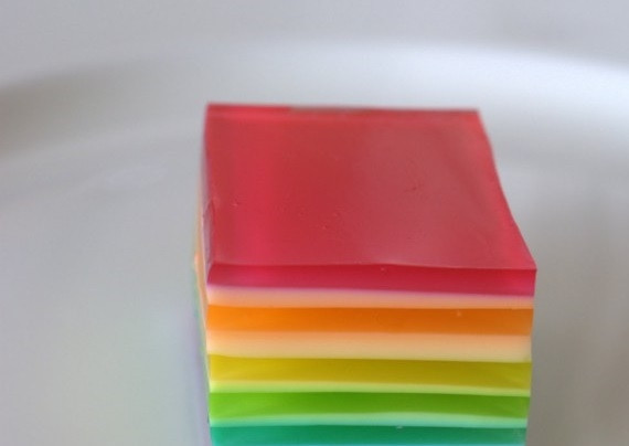 1. Этап. Желе слоями: 9. Благодаря тому, что мы смазали форму растительным маслом, желе легко доставать из формы, разрежьте его на кусочки и подавайте к столу. Приятного аппетита!