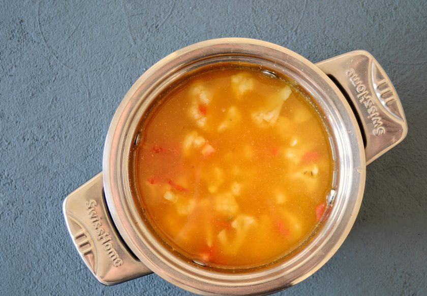 1. Этап. Кичри: Налейте в кастрюлю воды, добавьте куркуму, соль и перец. Варите под крышкой на средне-медленном огне 30 минут.