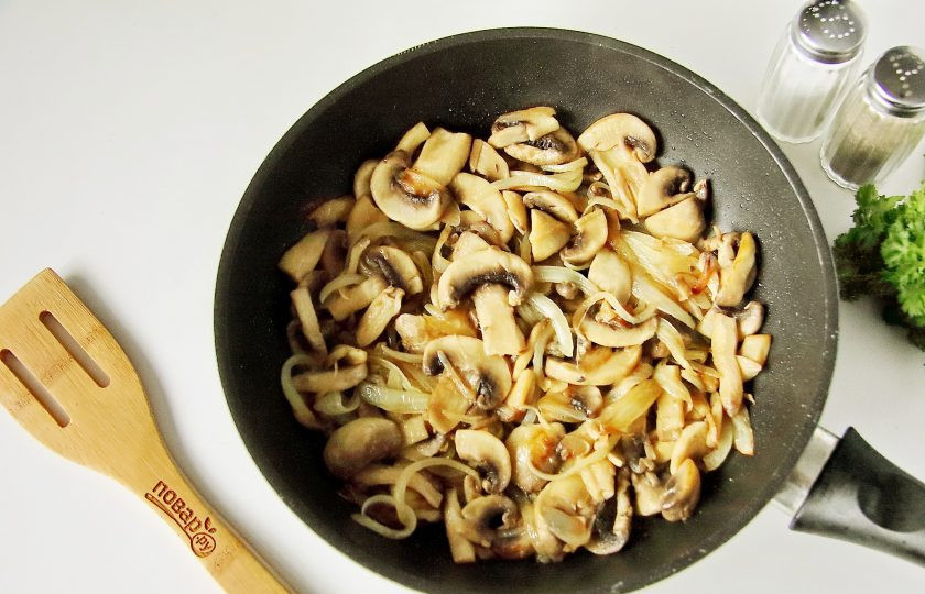 1. Этап. Запеканка Жульен: Готовьте помешивая до выпаривания всей жидкости.