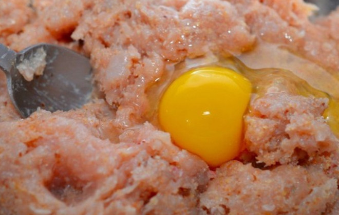 1. Этап. Куриные фрикадельки в ароматном томатном соусе: Смешиваем куриные фарш со специями, панировочными сухарями, сливками и яйцом.