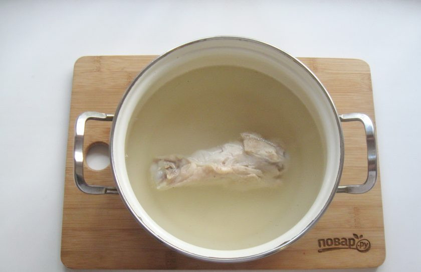 1. Этап. Гречневый суп с индейкой: Индейку помойте и выложите в кастрюлю. Залейте свежей водой. Поставьте на плиту и доведите до кипения, снимите пену. Сделайте огонь самым минимальным и варите индейку до мягкости.