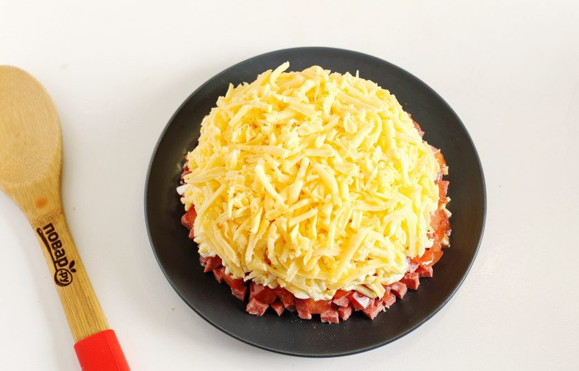 1. Этап. Салат с копчёной колбасой: Сверху салат посыпьте щедро тертым сыром. Салат с копченой колбасой готов.