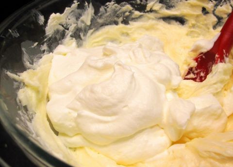 1. Этап. Чизкейк без выпечки с маскарпоне: Теперь приготовим крем, и здесь я сразу хочу предупредить вас, чтобы вы использовали только качественный желатин, иначе ничего у вас не получится. Итак, желатин мы готовим согласно инструкции на упаковке: размачиваем, затем подогреваем до полного растворения гранул, охлаждаем. В отдельной миске смешиваем сливки с сахаром и хорошенько взбиваем. Затем добавляем маскарпоне и приготовленный желатин, аккуратно перемешиваем.