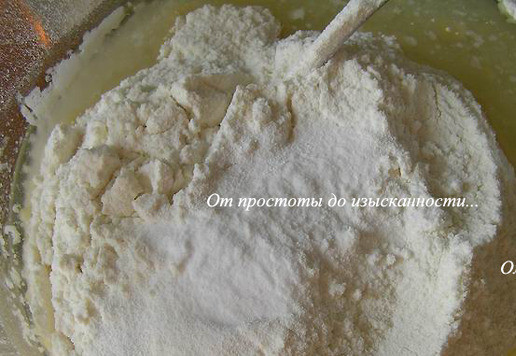 1. Этап. Дынные кексы с кокосовой стружкой: Всыпьте муку с разрыхлителем, ванилином и солью.