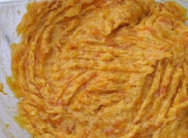 1. Этап. Торт на йогурте: Смешаем курагу с мягким сливочным маслом и сгущенкой. Это будет у нас крем для торта.