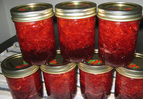 1. Этап. Клубничное варенье на зиму: Закатываем варенье в стерилизованные баночки. Переворачиваем и укутываем в одеяло до полного остывания. Затем храним в прохладной кладовой. Приятного аппетита!