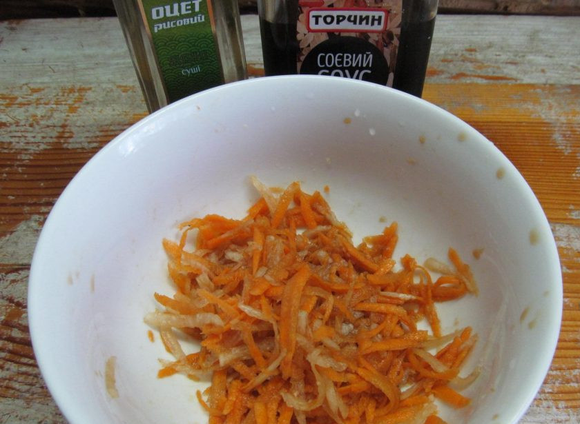 1. Этап. Салат Вьетнам: Влейте рисовый уксус и соевый соус, перемешайте и оставьте на 15 минут. За это время пару раз перемешайте овощи. Потом овощи отожмите, маринад будет выступать основой заправки.