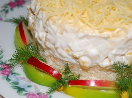 1. Этап. Салат из мяса криля: 6. Для украшения салата используем яблоко, кукурузу и зелень. Настаиваем салат и подаем к столу.