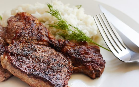 1. Этап. Стейк из лопатки мраморной говядины: 7. Сразу после достижения необходимой температуры переложите мясо на тарелку и подавайте к столу с отварным рисом.