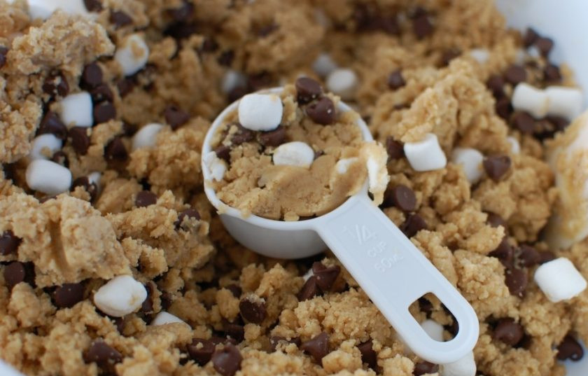 1. Этап. Печенье с шоколадом и зефирками: 6. Наберите тесто ложкой и выложите на каждый крекер по 1 ложке.