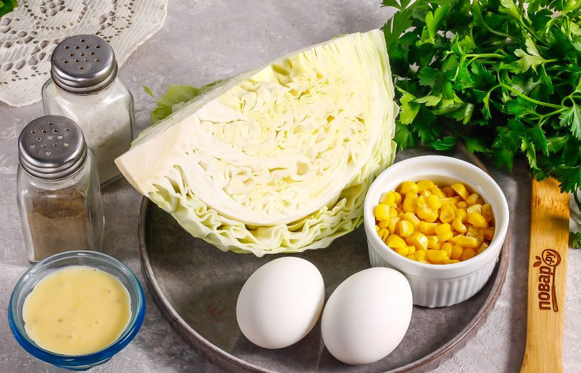 1. Этап. Салат из капусты с кукурузой и яйцом: Подготовьте указанные ингредиенты. Куриные яйца заранее отварите примерно 12-15 минут и остудите в ледяной воде.