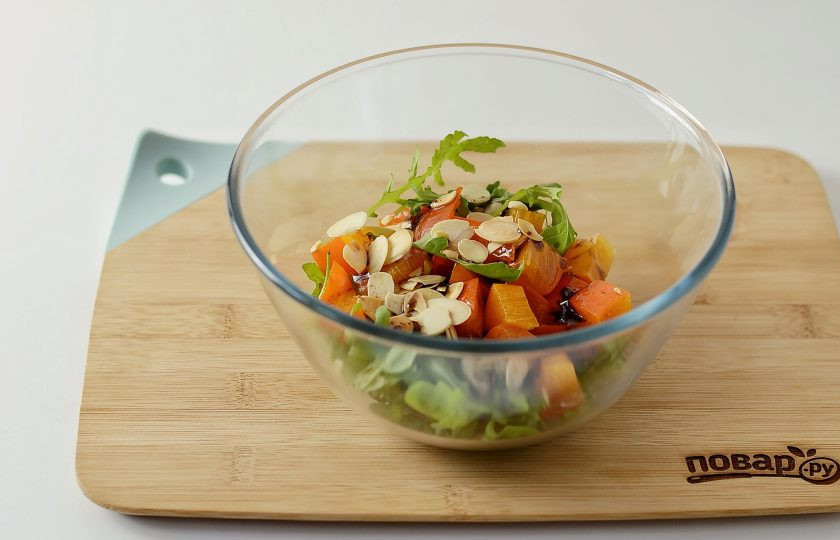 1. Этап. Салат с хурмой: Переложите в миску рукколу, миндальные лепестки и хурму, заправьте. Аккуратно перемешайте.