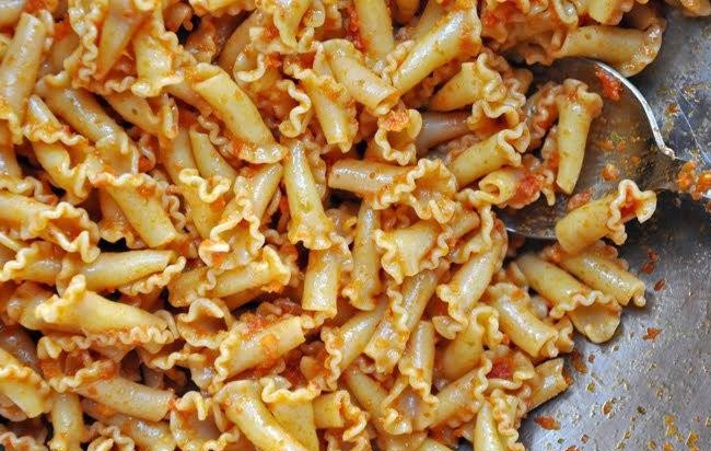 1. Этап. Макаронный салат с моцареллой: Пасту отвариваем аль денте - то есть, макароны должны быть немного твердоватыми. Перемешиваем пасту с полученным соусом из блендера.