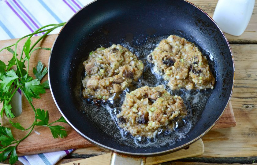 1. Этап. Котлеты из кабачков с грибами: Из полученной овощной массы сформируйте небольшие котлетки, выложите их на сковороду с разогретым растительным маслом. Готовьте котлетки на медленном огне по 3-5 минут с каждой стороны.