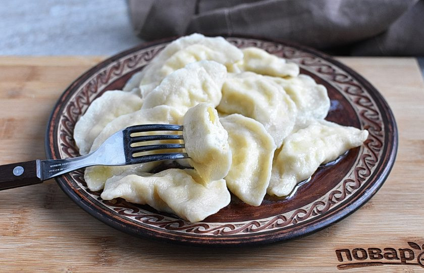 1. Этап. Вареники с адыгейским сыром: Подавайте горячими с щедрой порцией сливочного масла.