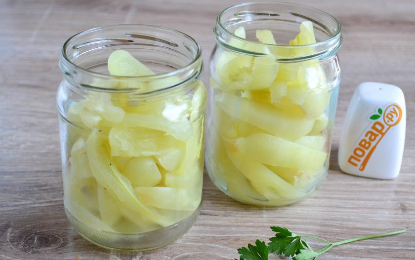 1. Этап. Перец в сладкой заливке: Бланшированные овощи разложите по чистым стерилизованным баночкам.