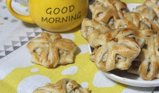 1. Этап. Пирожки закусочные с курицей: Духовка на 180. Выпекать 30 минут. У меня нагрев снизу, я выпекала на верхней полке.