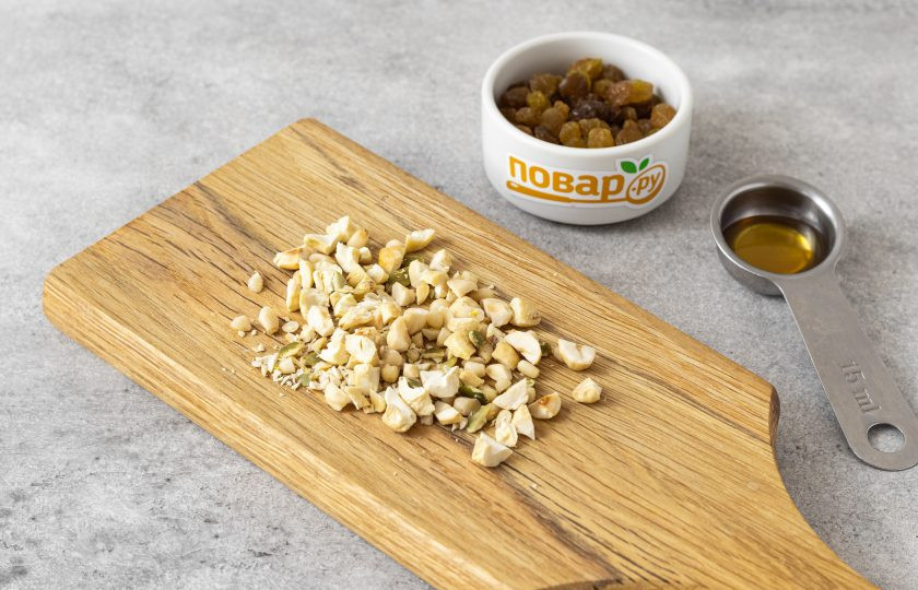 1. Этап. Кутья из риса с изюмом и медом: Орехи крупно порубите. Изюм промойте в чистой воде. Мак замочите на 5 минут в кипятке.