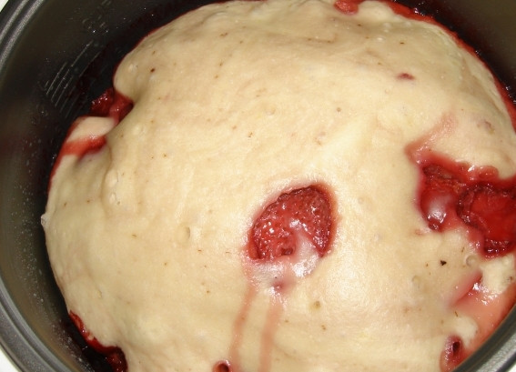 1. Этап. Пирог с ягодами в мультиварке: Закрываем крышку и включаем режим 