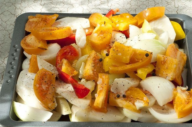 1. Этап. Филе минтая в духовке диетическое: 2. Нарежьте овощи кусочками, подсолите немного, присыпьте специями, измельченным чесноком. Выложите в жаропрочную форму, предварительно смазав ее небольшим количеством оливкового масла или застелив фольгой. Отправьте овощи в разогретую до 180 градусов духовку.