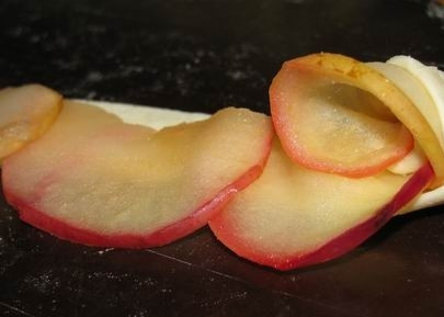 1. Этап. Розочки из яблок: Свернуть полоски рулетом. Пальцами придать розочкам форму.