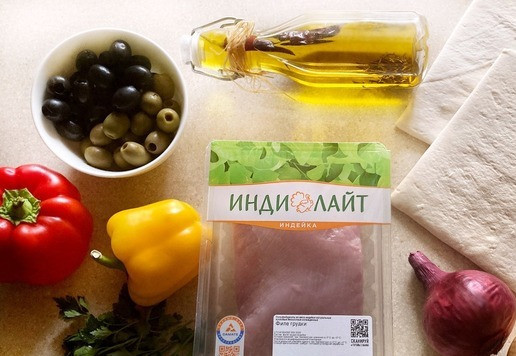 1. Этап. Слоёные башмачки с индейкой и овощами: Подготовьте необходимые ингредиенты. Овощи и зелень помойте, обсушите. Тесто разморозьте.