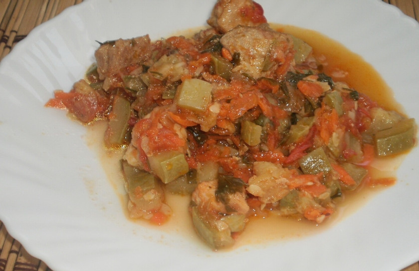 1. Этап. Свинина с кабачками в мультиварке: 7. Чаще всего это блюдо готовят летом, когда изобилие овощей. Я всегда имею запас на зиму. поэтому балую мясом с овощами своих близких и гостей круглый год!