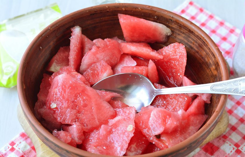 1. Этап. Арбузы в собственном соку на зиму: Перемешайте кусочки арбуза со специями и оставьте на 1 час, чтобы вышел сок.