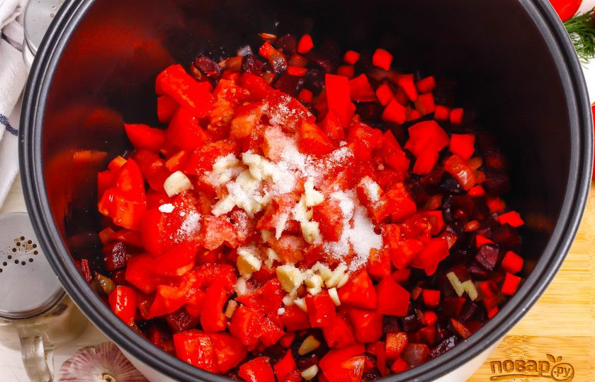 1. Этап. Заправка для борща в мультиварке на зиму: Очистите зубчики чеснока, промойте и измельчите. Добавьте в емкость вместе с солью и сахаром, аккуратно все перемешайте и тушите содержимое емкости до тех пор, пока на табло не останутся 2 минуты. В это время влейте уксус и перемешайте.