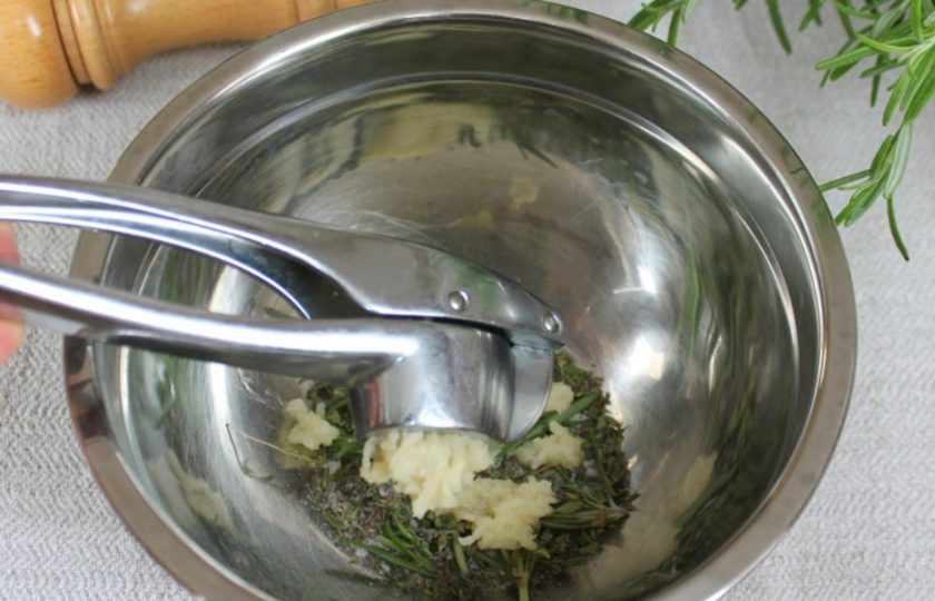 1. Этап. Ошеек в духовке: Чеснок чистим, пропускаем через пресс и добавляем к остальным ингредиентам.