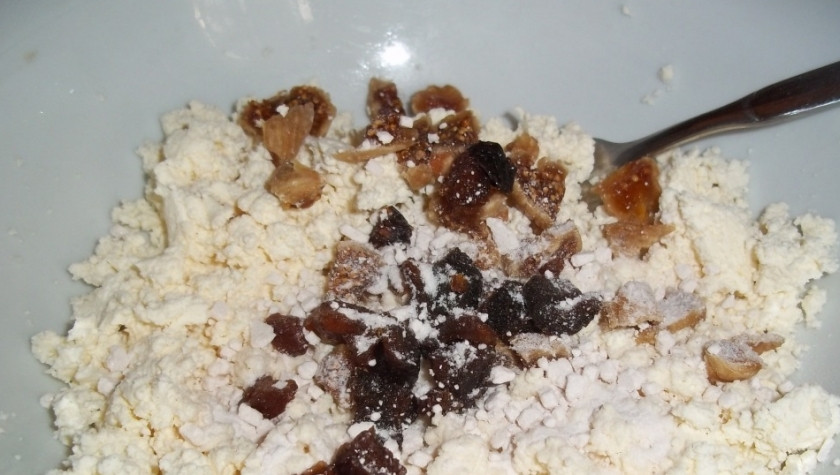 1. Этап. Фитнес-сырники с начинкой: 3. Теперь добавим творожную смесь. Творог смешаем с сухофруктами и медом. Кстати, если вы жить не можете без сладкого, то в жидкую смесь тоже добавьте немного меда.