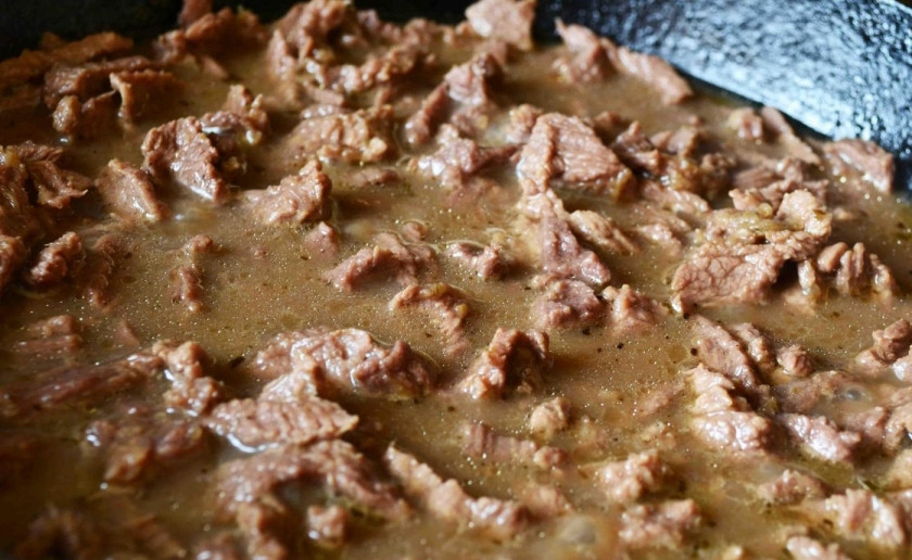 1. Этап. Говядина по-китайски в кисло-сладком соусе: В сковороду влейте соус. После того, как он закипит, добавьте мясо. Тушите его под крышкой на слабом огне в течение 30-40 минут.