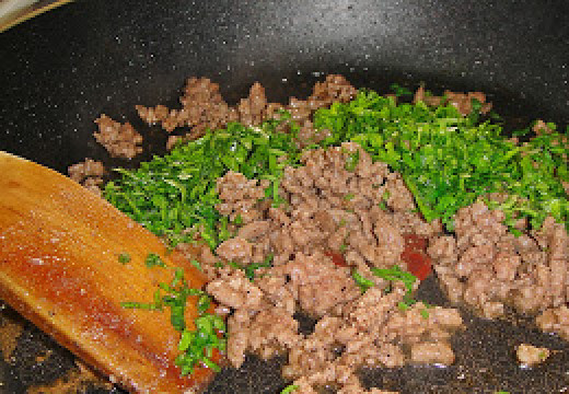 1. Этап. Омлет с мясным фаршем: Мясо пожарить с зеленью.