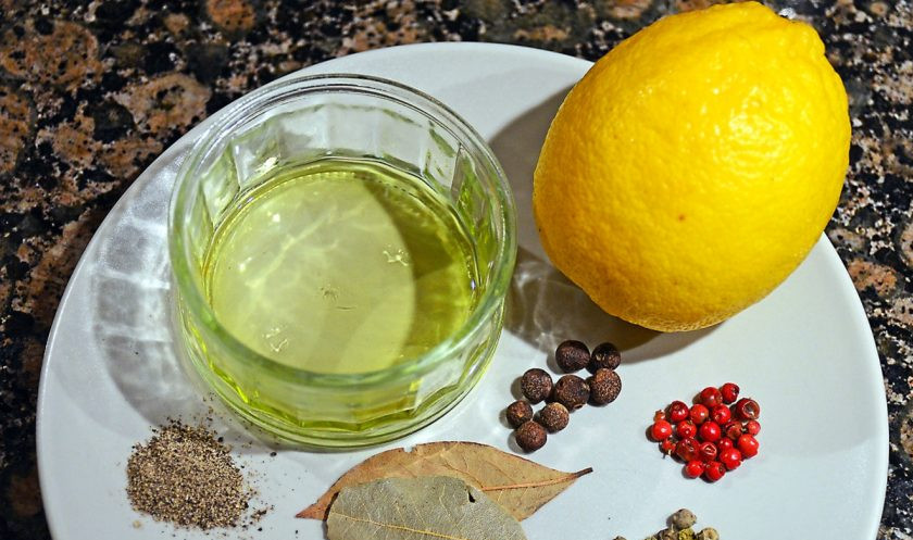 1. Этап. Речная рыба в духовке: Подготовьте все специи, выжмите лимонный сок.