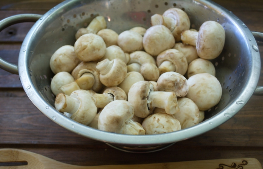 1. Этап. Шампиньоны на зиму: Шампиньоны нужно тщательно вымыть, дать стечь воде.