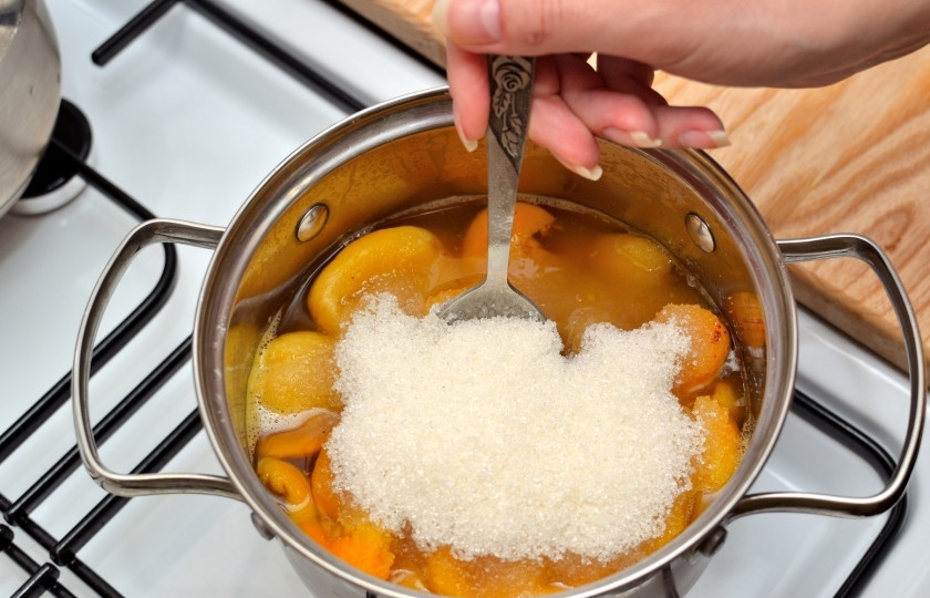 1. Этап. Джем из кураги: Поварите курагу десять минут, а затем добавьте сахара. Варите джем из кураги час на среднем огне.