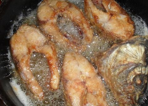1. Этап. Тушеный сазан: 1. Рыбу делим на порционные куски, каждый кусок обваливаем в муке и обжарим со всем сторон на сильном огне до румяности.
