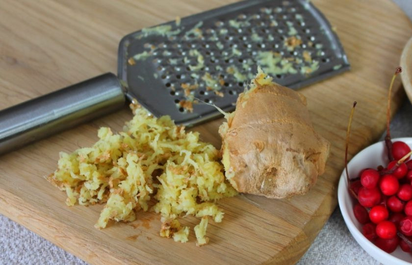 1. Этап. Имбирный напиток с малиной и лимонником: Имбирь трем на терке вместе со шкуркой. Должна получиться столовая ложка тертого имбиря.