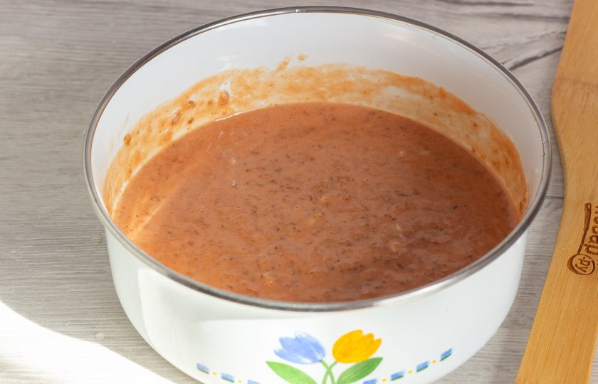 1. Этап. Курица с овощами на гречневой галете: Перемешайте измельченные хлопья с мукой, добавьте томатный сок, яйцо. По желанию, немного посолите и добавьте специи. Всё хорошо перемешайте - тесто для галеты готово.