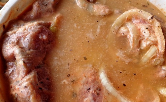 1. Этап. Шашлык на скорую руку: Затем вливаем сильно газированную воду, еще раз перемешиваем все и в последний раз отправляем мясо на 30 минут мариноваться.