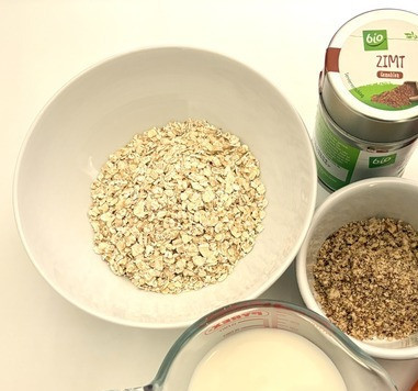 1. Этап. Ночная овсянка с морковью: Приготовить ингредиенты, взвесить овсяные хлопья и миндаль. У меня уже натёртый. Если у вас целые орехи, измельчить или мелко нарезать.