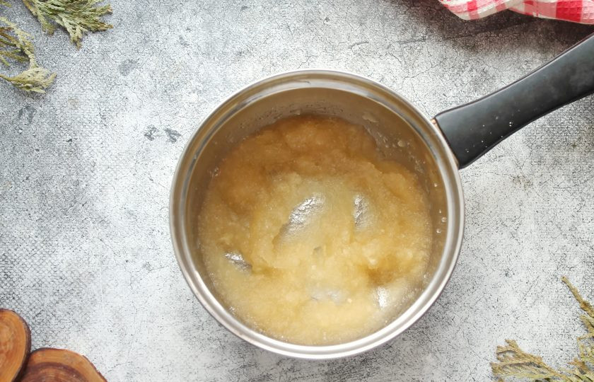 1. Этап. Апельсиновые конфеты: Желатин насыпьте в емкость, залейте холодной, кипяченой водой и оставьте для набухания на 40-60 минут, или согласно инструкции.