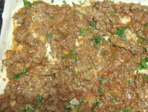 1. Этап. Лазанья с фаршем и помидорами: Выкладываем половину фарша сначала.