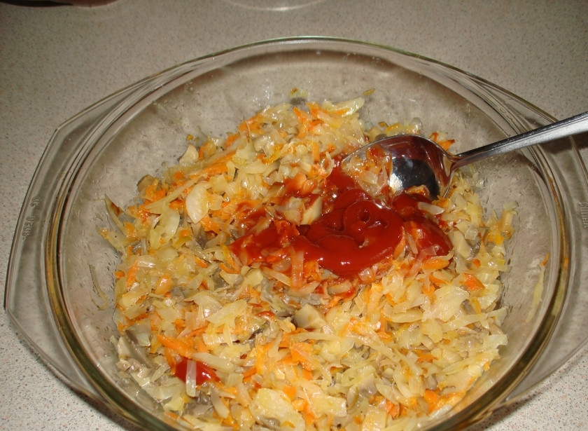 1. Этап. Капуста, тушеная с грибами: 5. Добавляем 3-4 ст. ложки томатного соуса, полстакана воды, перемешиваем и накрываем крышкой.