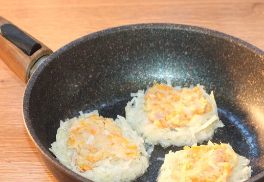 1. Этап. Картофельные лепешки с мясным припеком: 11. Разогреваем растительное масло (1 ст. л.) и раскладываем картофель (по 2 ст. л.), формируем не очень толстые лепешки (см видео). Сразу же сверху кладем по 1 ст. л. фарша.