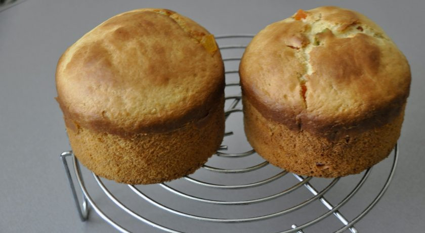 1. Этап. Пропитка для кулича: Для пропитки и покрытия глазурью не обязательно освобождать куличи от формочек, но все же, без них это сделать будет легче. Остудите куличи на решетке.