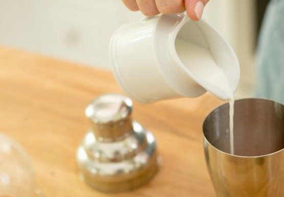 1. Этап. Коктейль Казанова: 3. В шейкер затем добавим сливки и лед. Взбиваем очень тщательно, чтобы в итоге у нас получилась абсолютно однородная консистенция.