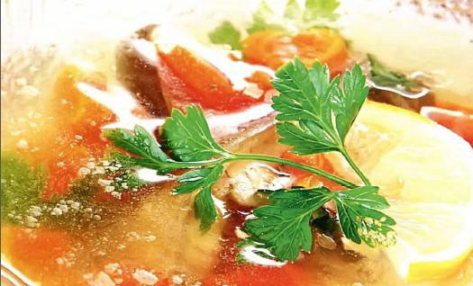 1. Этап. Заливное из сома: Поставьте в холодильник до полного застывания. Заливное из сома застывает около 4 часов. Затем можете додавать его со свежей зеленью.