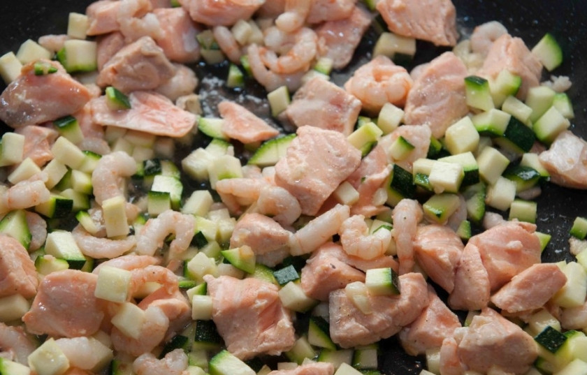 1. Этап. Паста с лососем и креветками: 5. Всыпаю порезанный цукини, перемешиваю и обжариваю 2 минуты.
