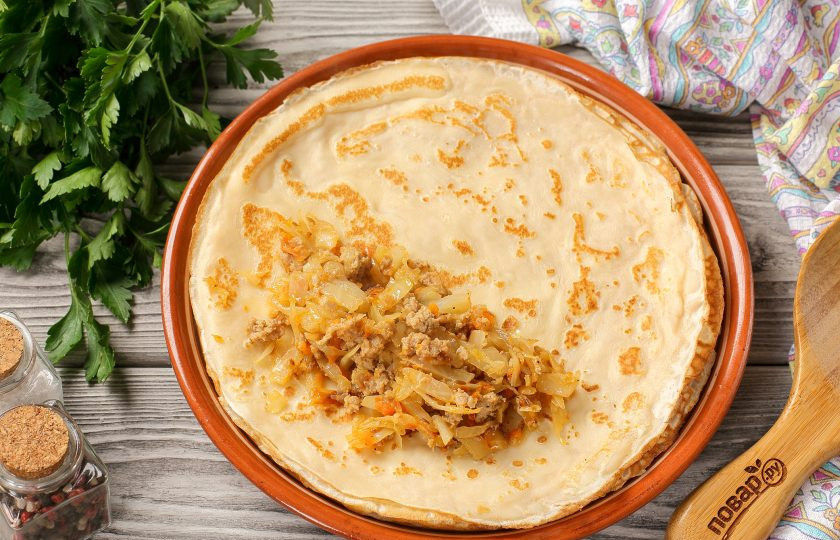 1. Этап. Блинчики с мясом, морковью и капустой: На край блина выложите примерно 1-2 ст. ложки капустно-мясной начинки.